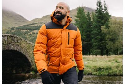 Markowa kurtka zimowa męska outdoor w górach – pomarańczowa kurtka z kapturem, spacer w plenerze